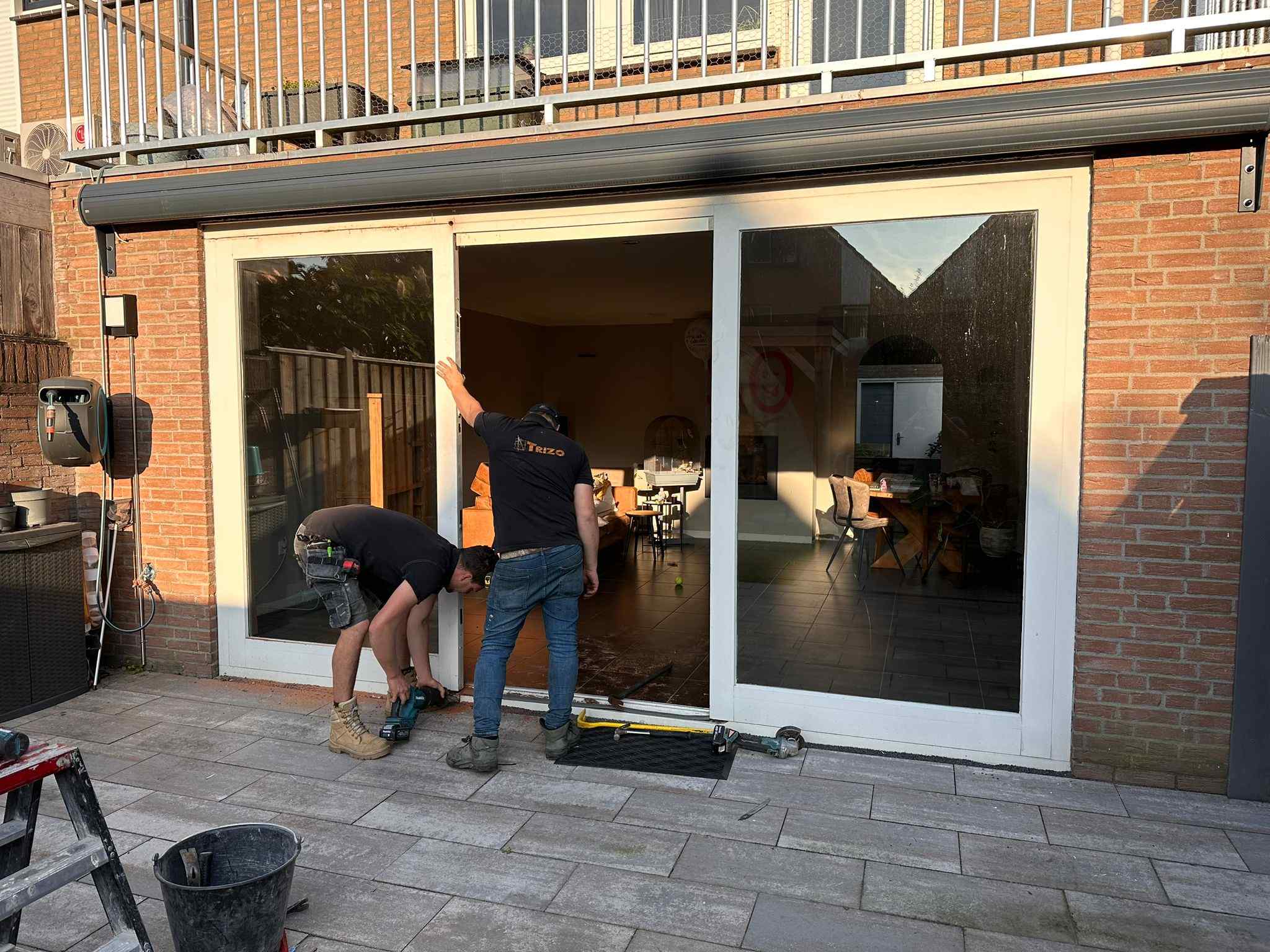 Trizo vakmensen aan het werk bij een kozijnproject